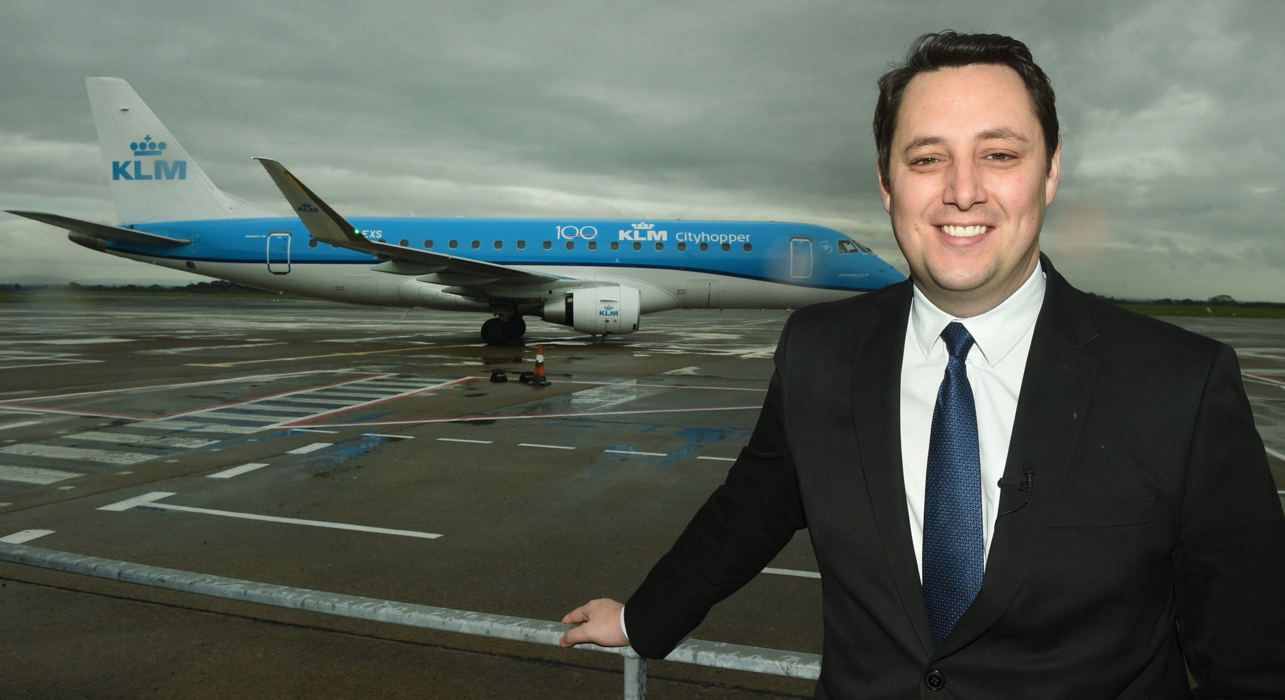 Mayor Houchen with a KLM plane